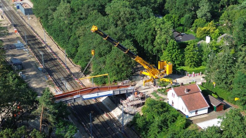 Plaatsing brug over de Maaslijn bij Molenhoek.